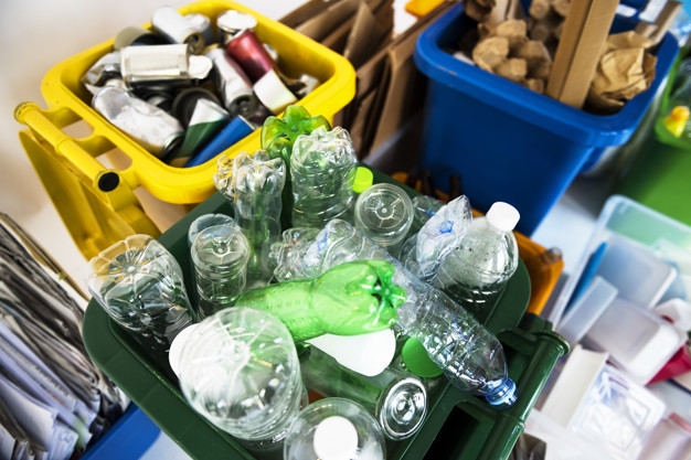 Recuperar el plástico que los ciudadanos y las empresas desechan tiene como objetivo principal la conservación del medioambiente y para ello se debe comenzar un proceso de reciclaje con etapas que a continuación os mencionaremos. 