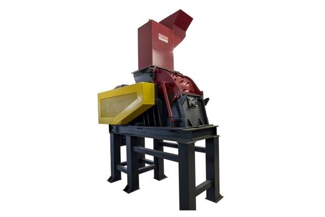 Hammer crusher mill suitable for crushing electrical and electronic components, plates, small appliances and similar. Recycling machinery. Valencia, Spain.